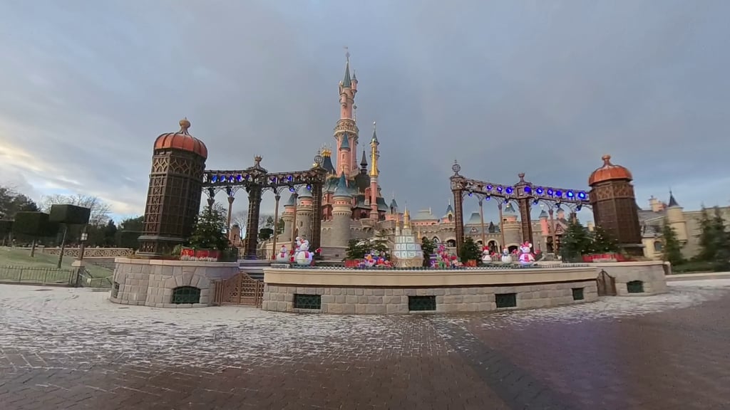 Escenario Plaza central nevado - Disneyland París en Navidad: Guía Completa