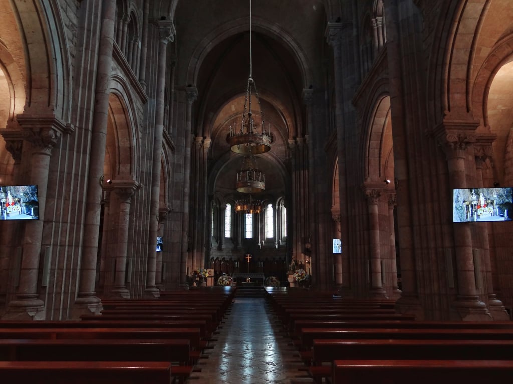 Interior de la basílica