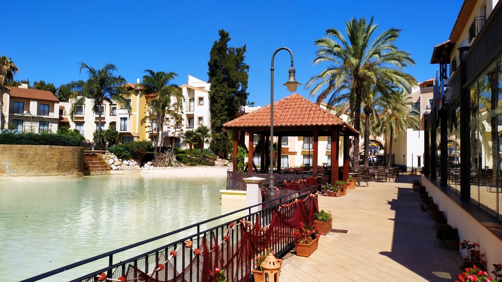 Paseo de acceso al parque desde el hotel PortAventura