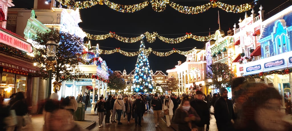 Main Street y árbol de noche - Disneyland París en Navidad: Guía Completa