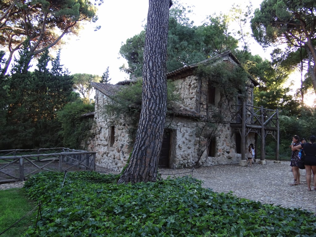 La casa de la vieja - Visitar el El jardín del Capricho en Madrid