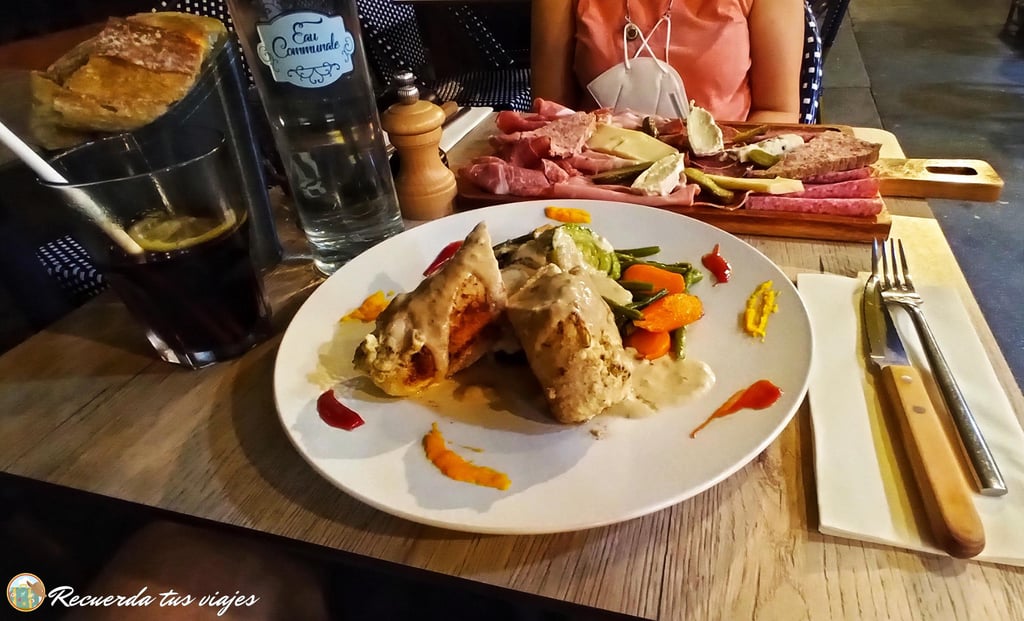 Tabla de embutidos y pollo en salsa