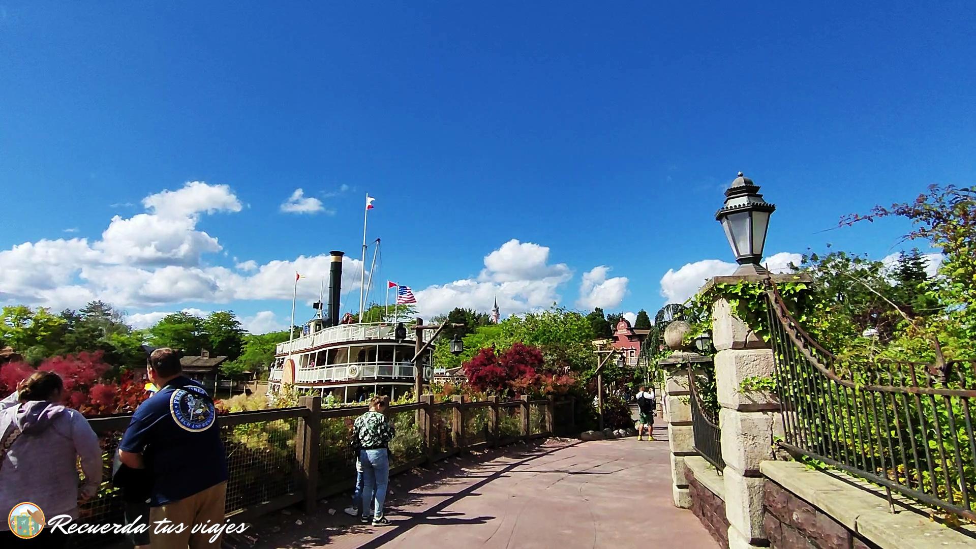 Barco de pasajeros en Riverboat Landing