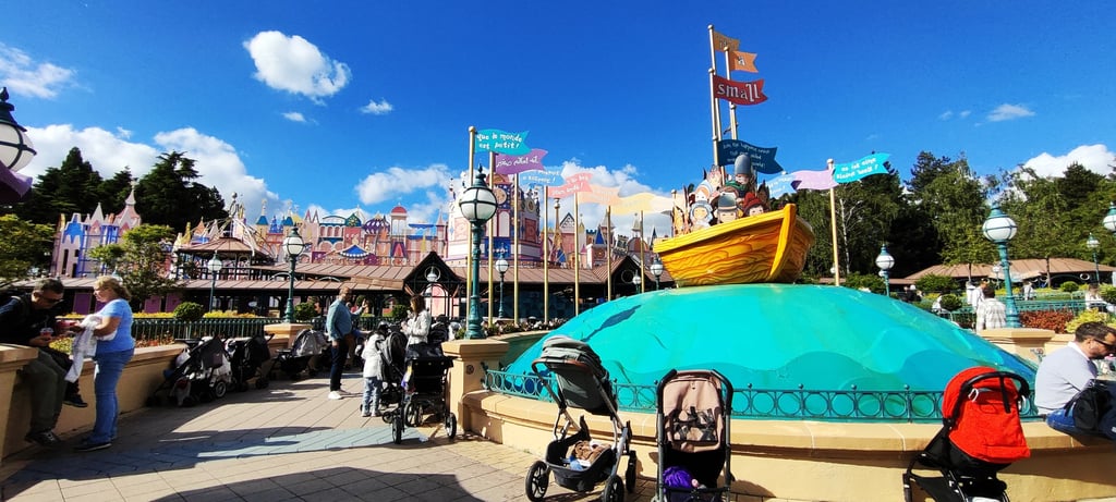 Carritos en la entrada de It's small world