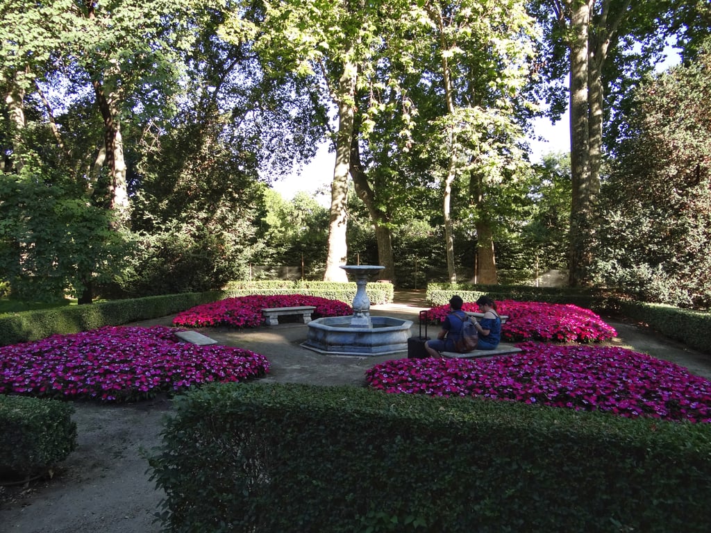 Fuente octogonal - Visitar el El jardín del Capricho en Madrid