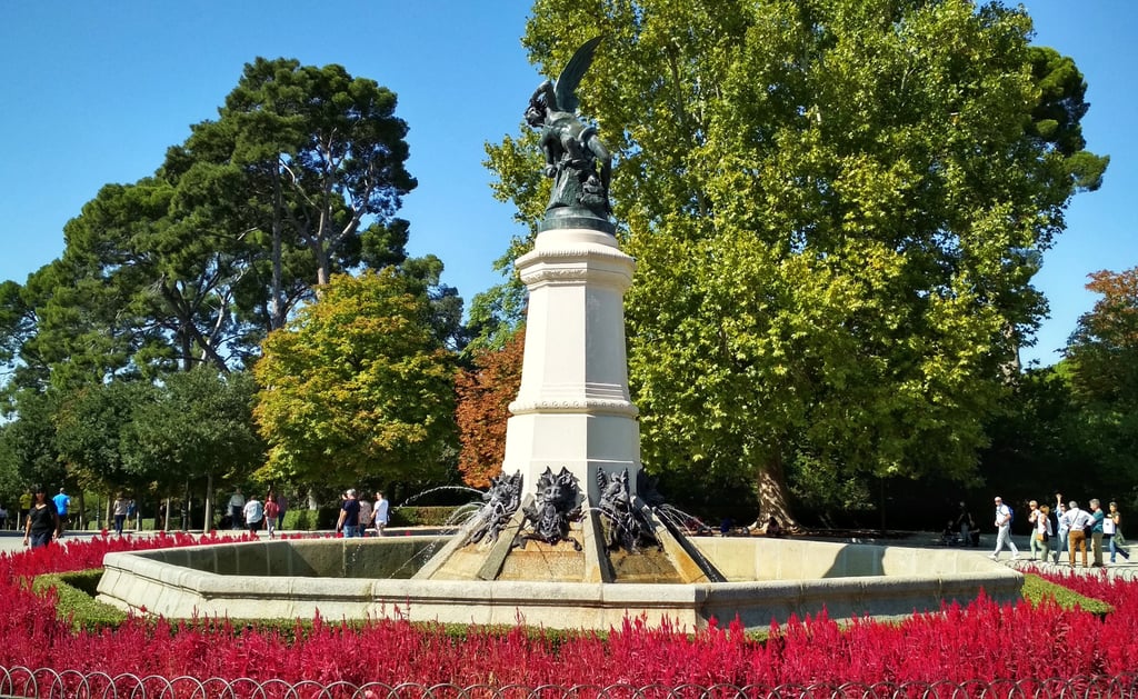 Fuente del Ángel Caído - Ver el Parque del Retiro de Madrid en medio día