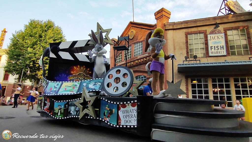 Carroza de Bugs y Lola - Espectáculos y personajes en Parque Warner