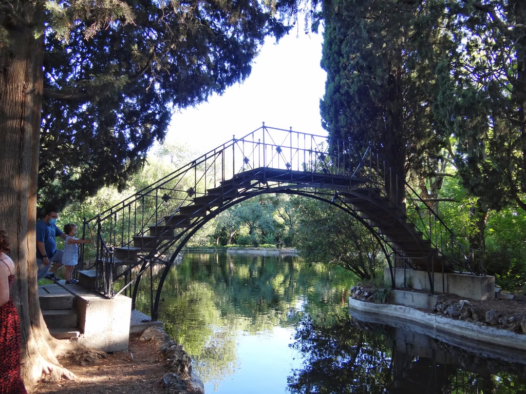 El puente de hierro - Visitar el El jardín del Capricho en Madrid