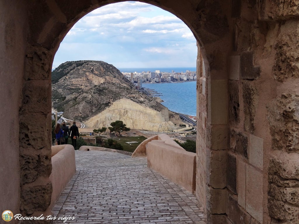 Vistas desde el castillo de la zona de la Albufereta y el Cabo de Huertas