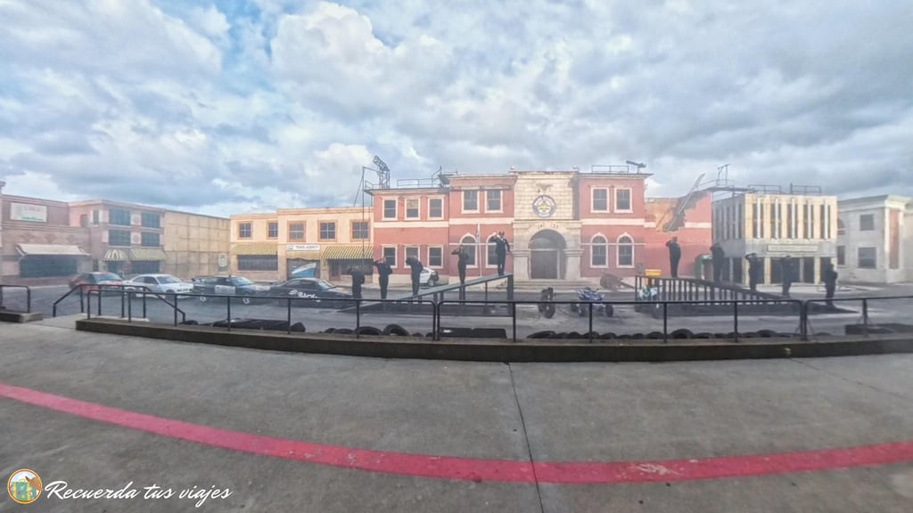 Loca Adacemia de policía - Espectáculos y personajes en Parque Warner