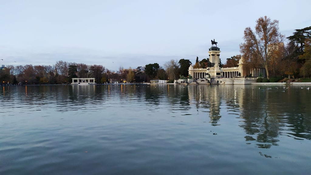 Estanque con el monumento a Alfonso XII - Ver el Parque del Retiro de Madrid en medio día