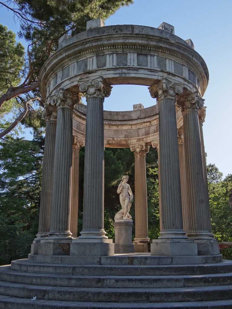 Templete de Baco - Visitar el El jardín del Capricho en Madrid