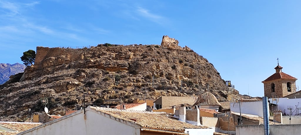 Restos del castillo de Busot - Visitar Busot y las Cuevas del Canelobre