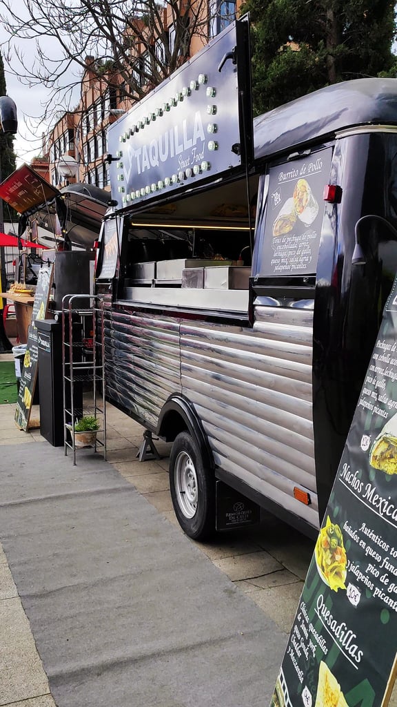 Zona de food trucks - Mercado de Motores de Madrid en familia