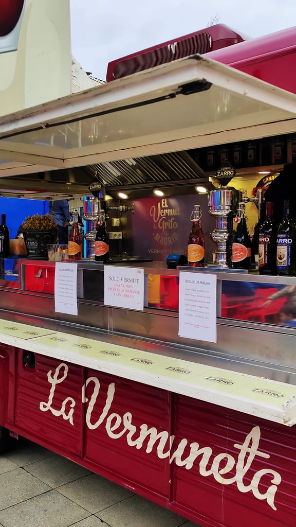 Zona de bebidas - puesto de Vermut - Mercado de Motores de Madrid en familia