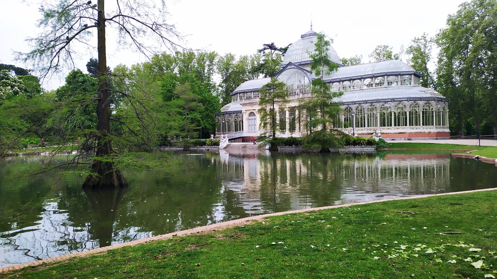 Palacio de Cristal y estanque - Ver el Parque del Retiro de Madrid en medio día