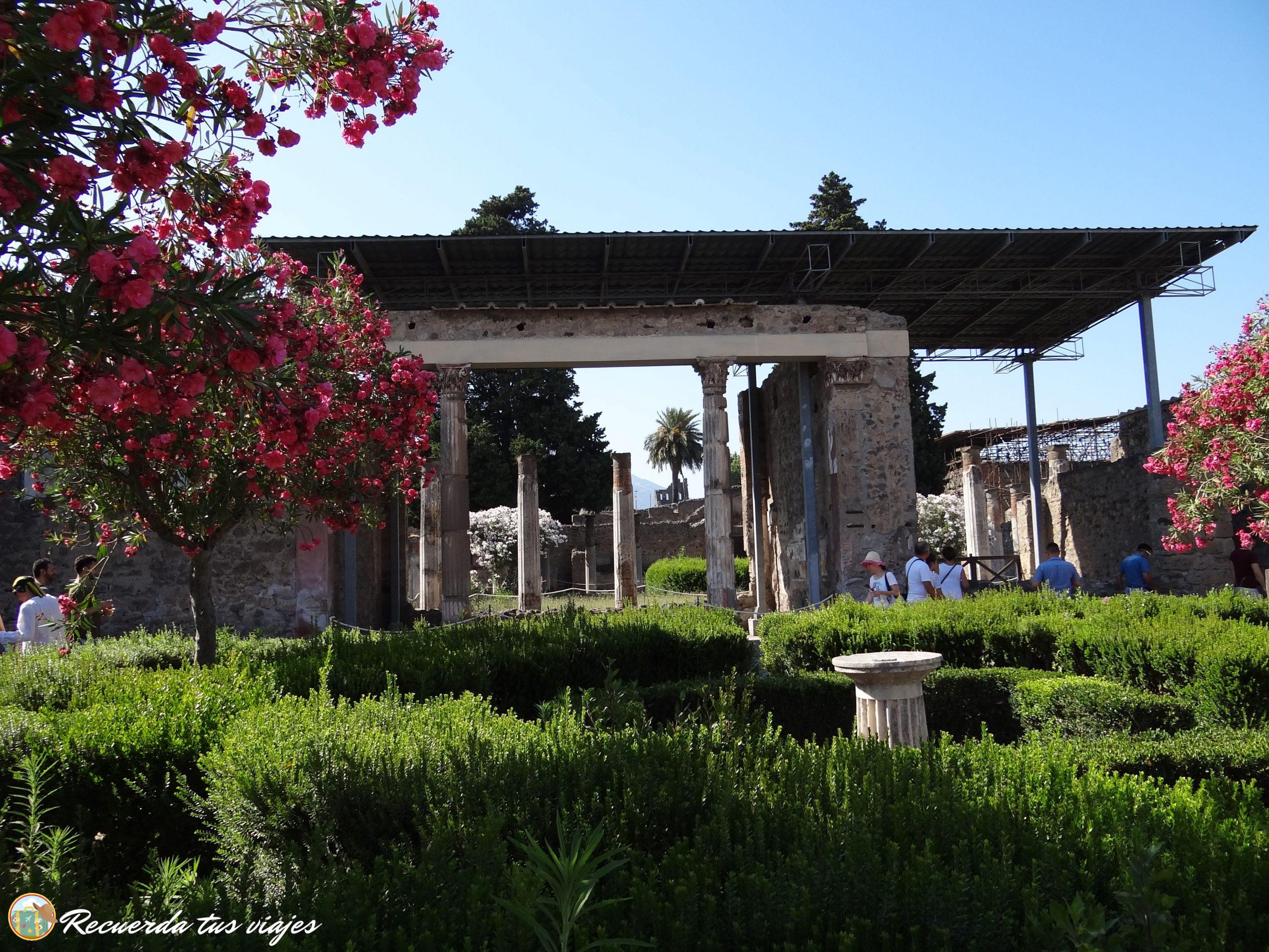 Jardín de la casa de la fuente pequeña