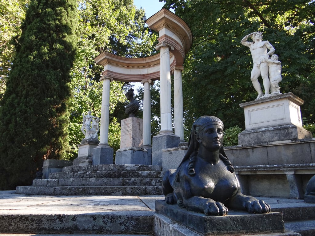 Plaza de los emperadores - Visitar el El jardín del Capricho en Madrid