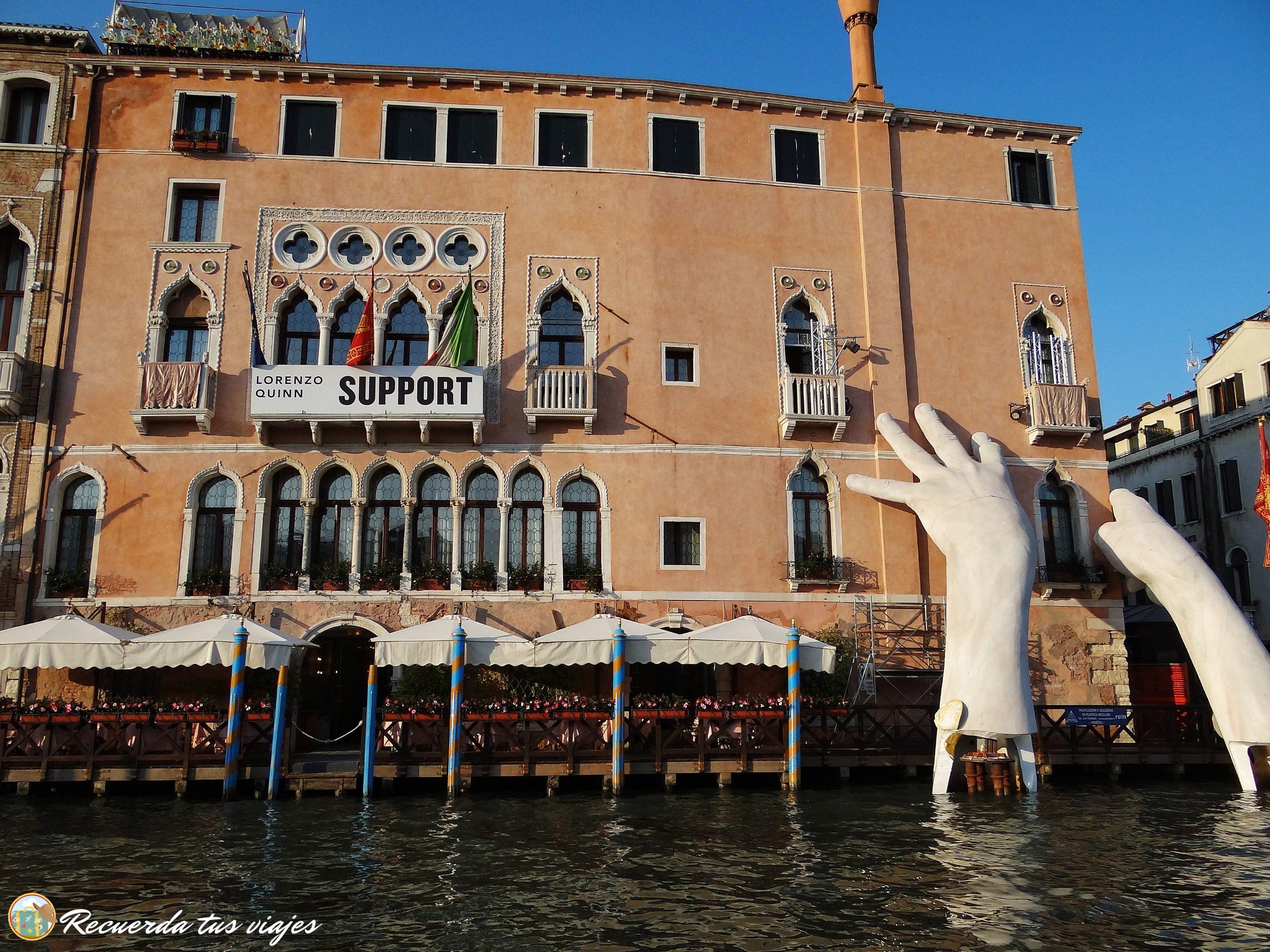 Organiza tu viaje a Venecia - Escultura de las Manos de Lorenzo Quinn