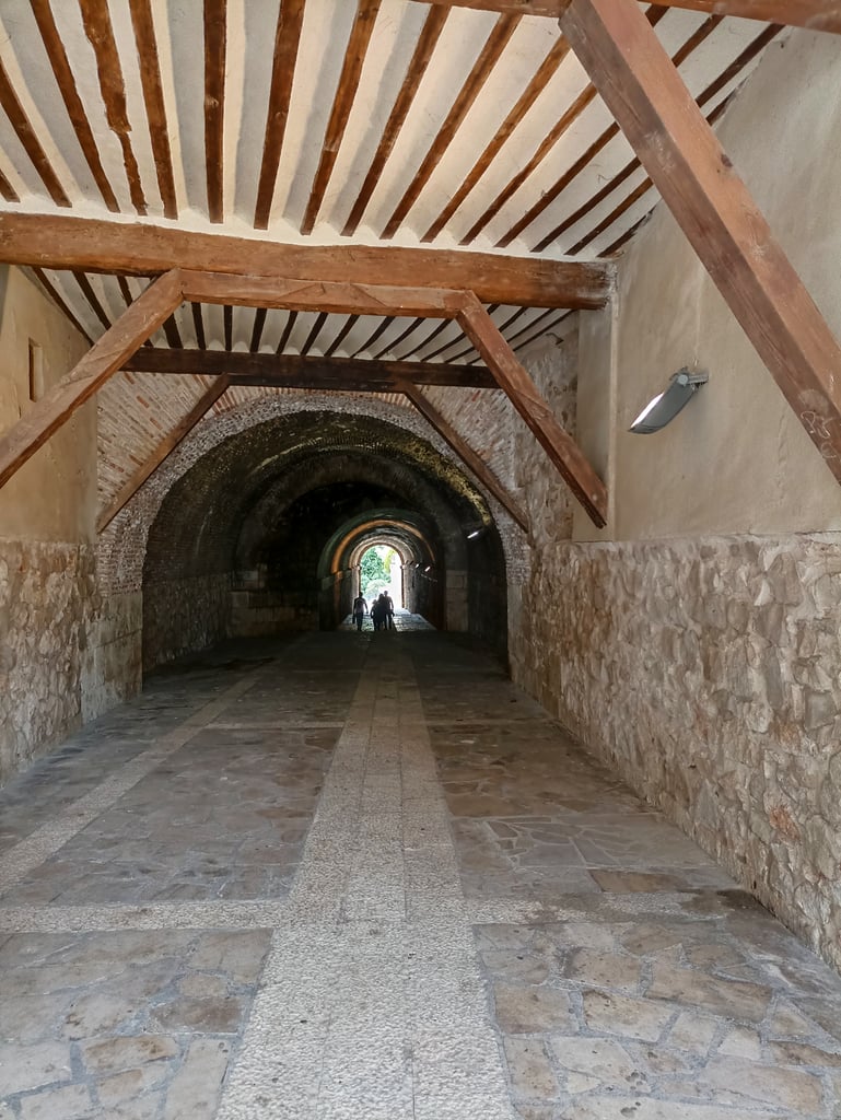 Interior del Puente de Zacatín - Visita Colmenar de Oreja en 1 día