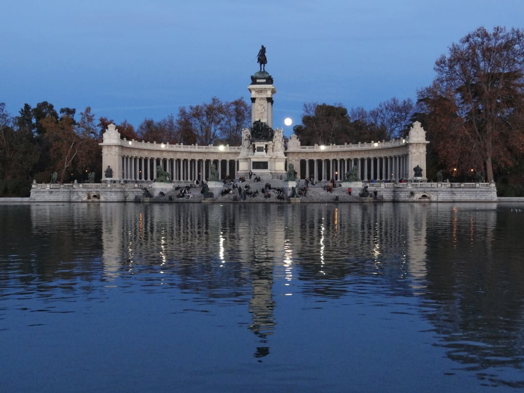 Monumento a Alfonso XII - Ver el Parque del Retiro de Madrid en medio día