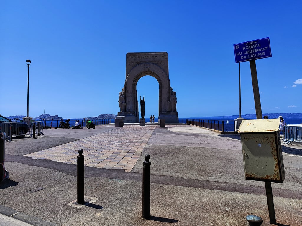 Monumento a los Caídos del Ejército de Oriente y Tierras Lejanas - Corniche Kennedy