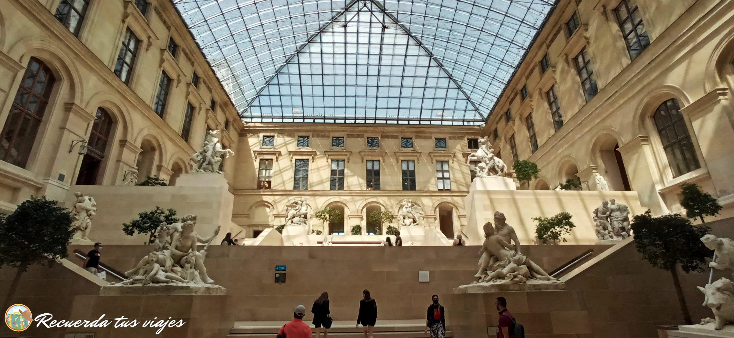 Patio interior del Louvre