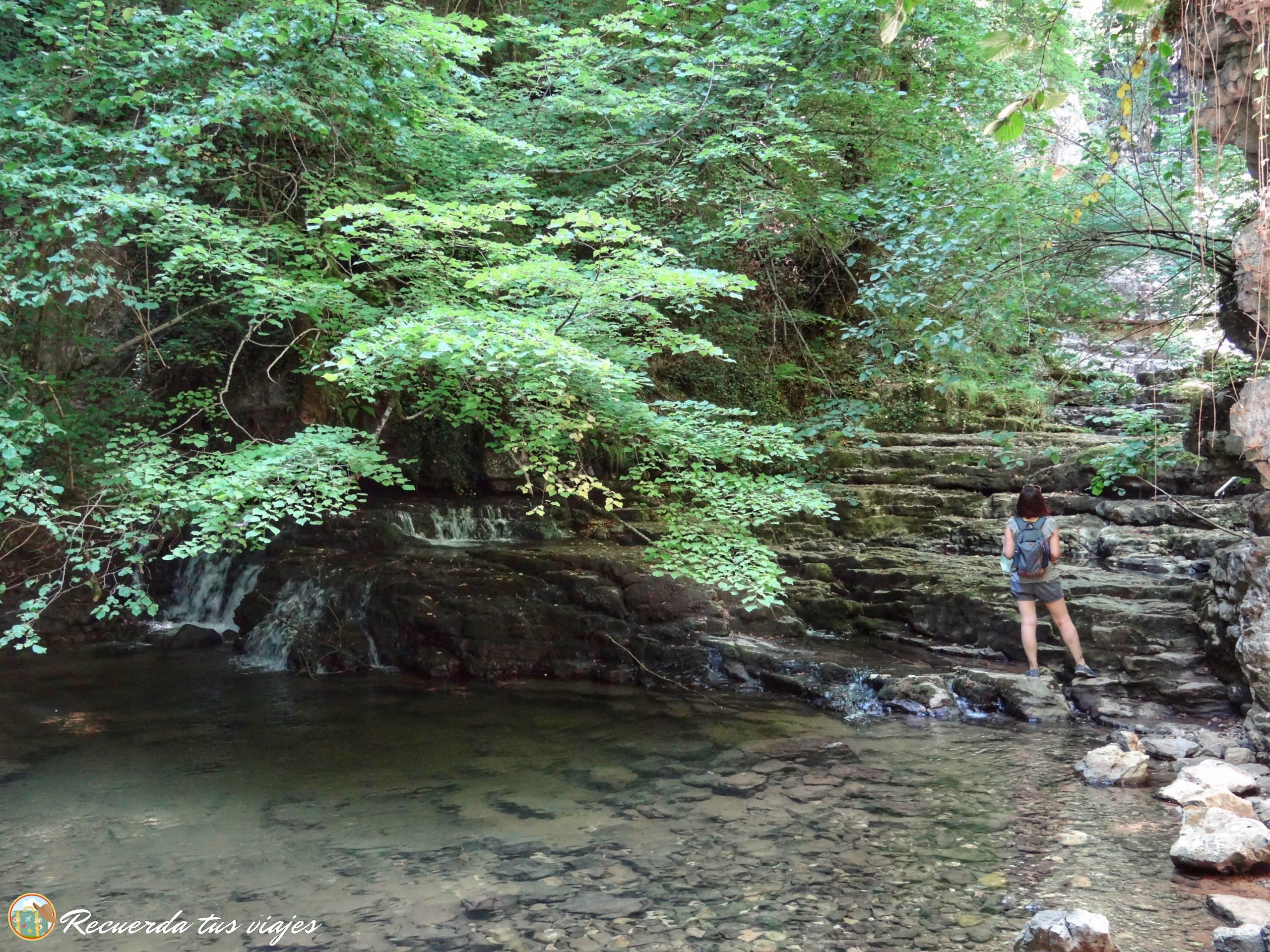Ruta de dos días por Las Merindades de Burgos - Cascada de las Pisas