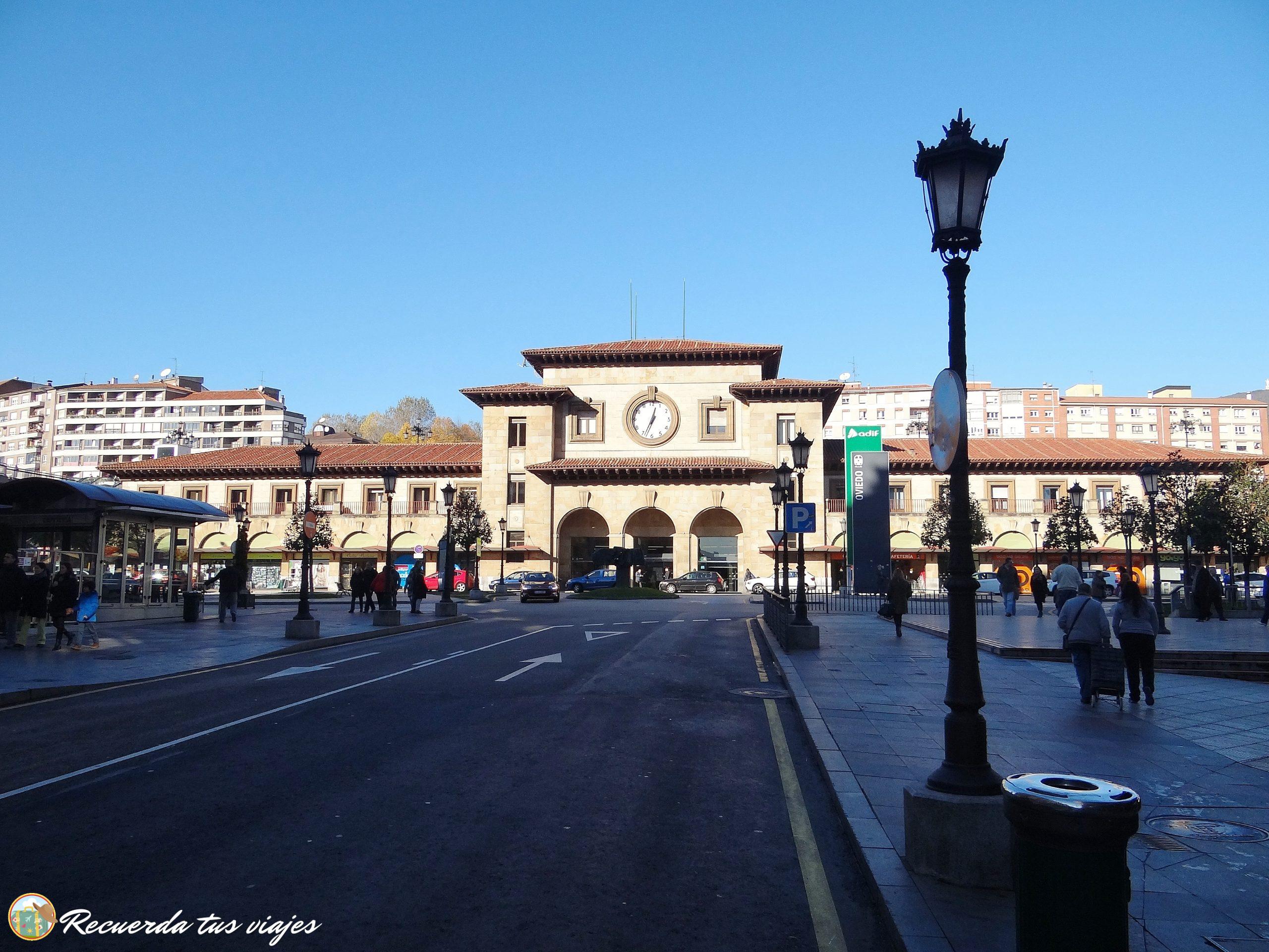 Calle Uría y estación del tren