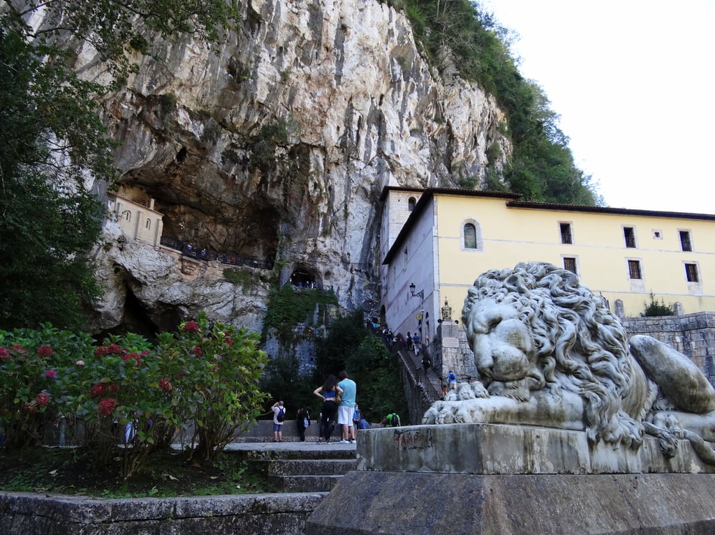 Santuario de Covadonga - Qué ver en Cangas, Covadonga y el Mirador del Fitu