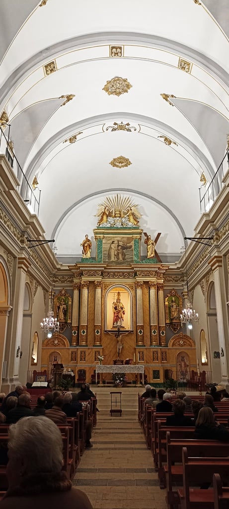 Interior de la iglesia de San Pedro Apóstol