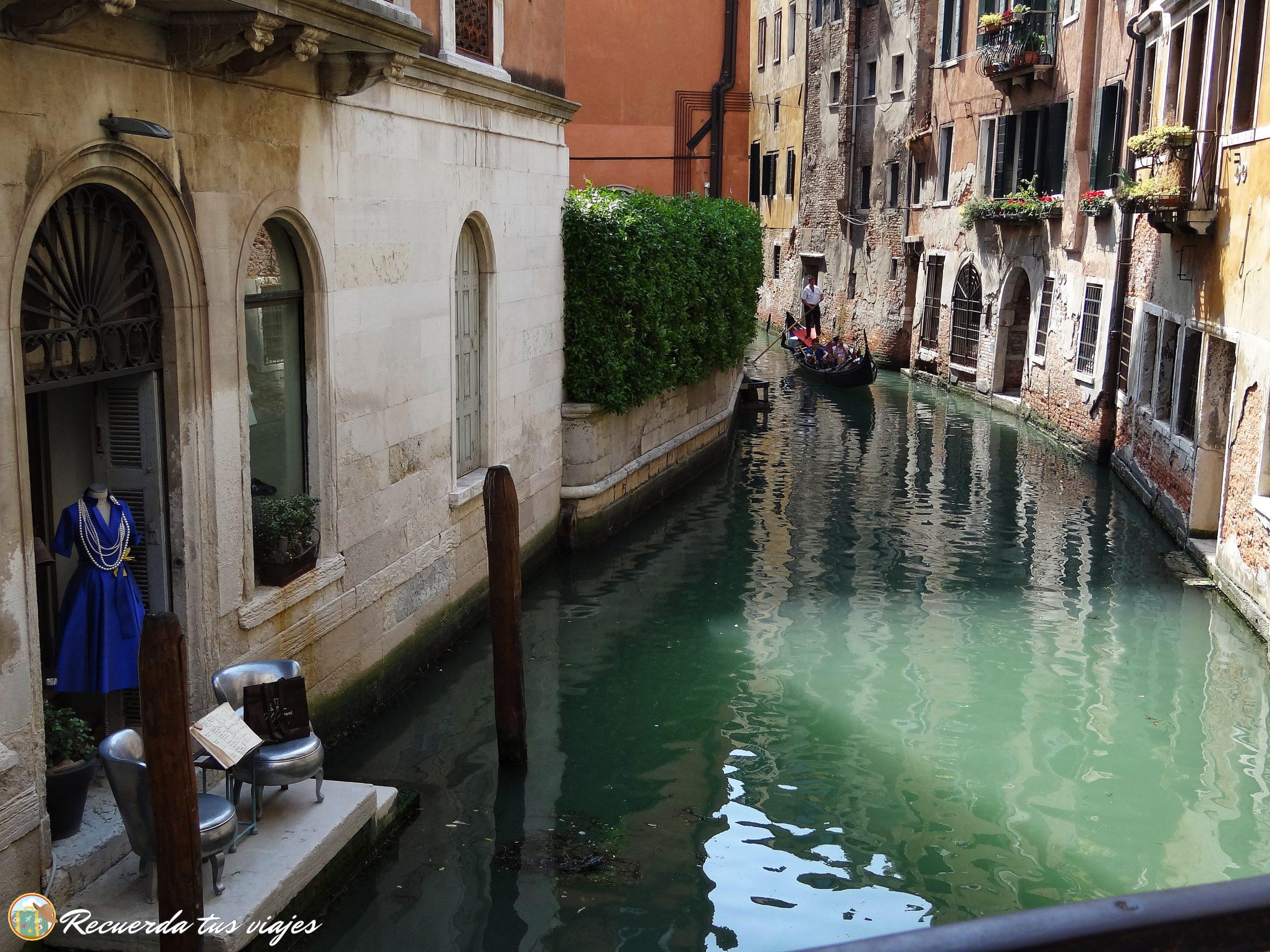 Organiza tu viaje a Venecia - Góndola y tiendas en los canales