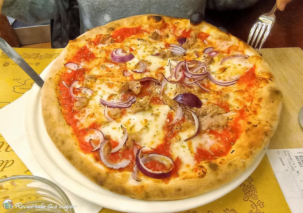 Dónde comer en Milán - Luna rossa Pizza de atún y cebolla