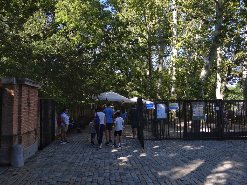 Acceso al Jardín del Capricho