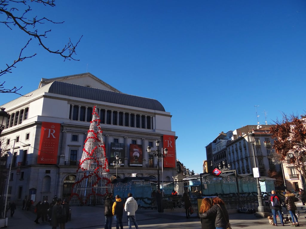 Mercado de la Plaza de Isabel II - Mercadillos de navidad en Madrid