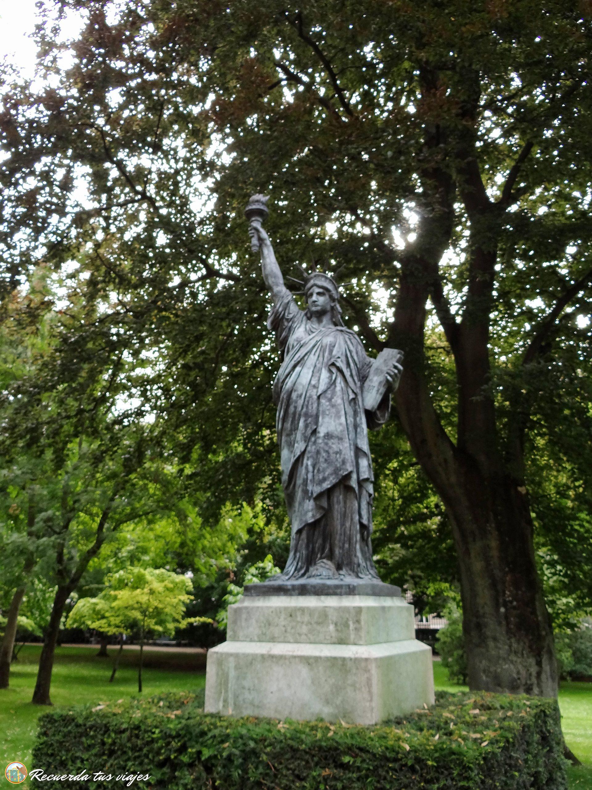 Organiza tu viaje a París - Estatua de la libertad en los jardines de Luxemburgo