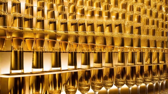 How Much Champagne For 100 Guests