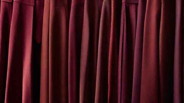 What Color Shoes With Wine Suit