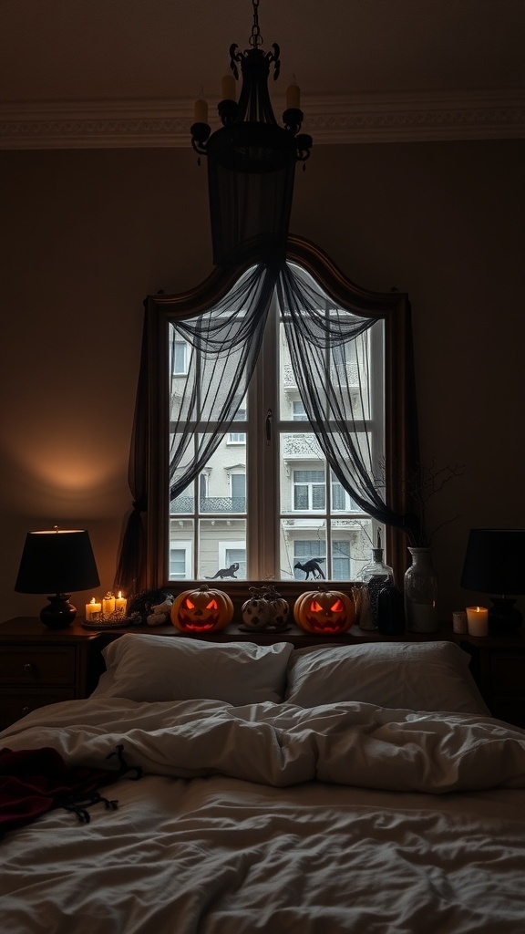 Ein Schlafzimmer mit Halloween-Dekoration, einschließlich geschnitzter Kürbisse und dunklen Vorhängen.