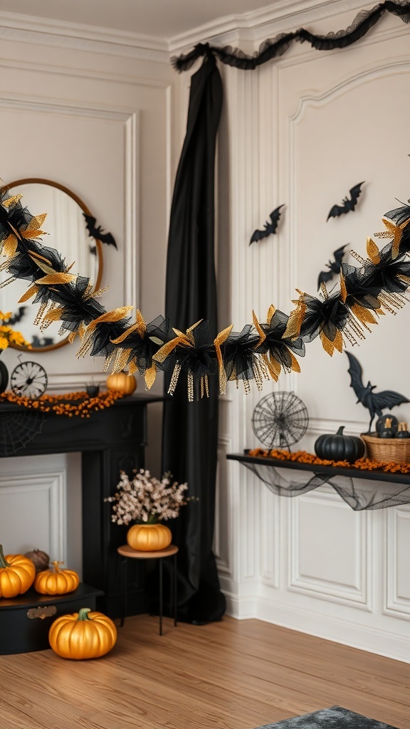 Eine stilvolle Halloween-Girlande in Schwarz und Gold, die über einem Kamin hängt, umgeben von Kürbissen und anderen Halloween-Dekorationen.