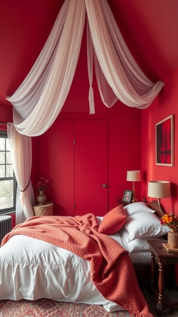 Ein kleines Schlafzimmer mit kirschroten Wänden, weißen Vorhängen und einem gemütlichen Bett mit oranger Decke.