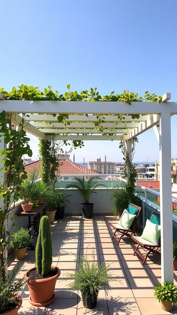 Eine schattenspendende Pergola auf einer Dachterrasse, umgeben von Pflanzen und gemütlichen Stühlen.