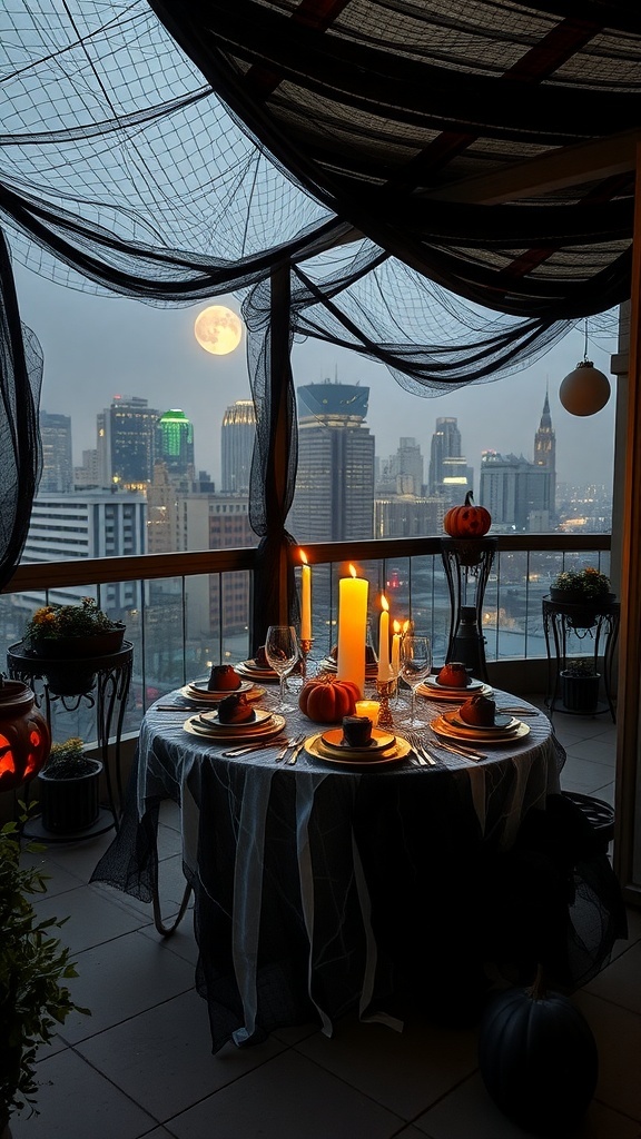 Halloween Tischdekoration auf einer Dachterrasse mit Kerzen, Kürbissen und Skyline im Hintergrund