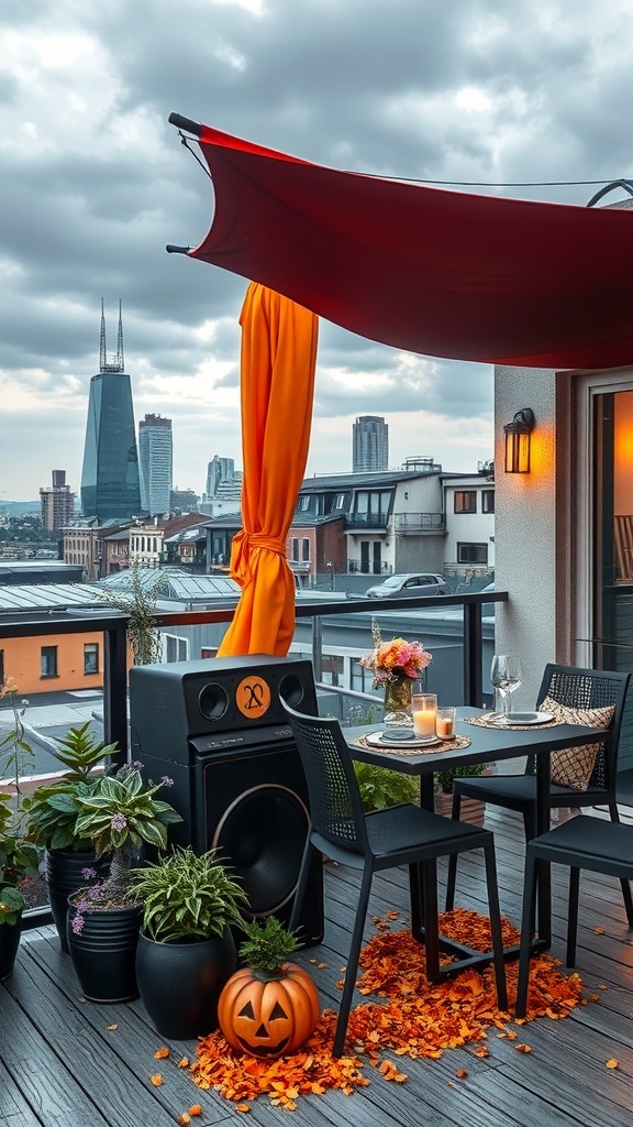 Eine Dachterrasse mit Halloween-Dekoration, zwei Personen am Tisch und Lautsprechern im Hintergrund.