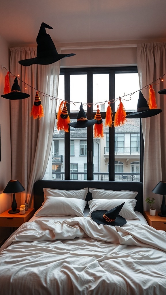 Eine Dekoration mit Hexenhut-Girlanden in einem Schlafzimmer für Halloween