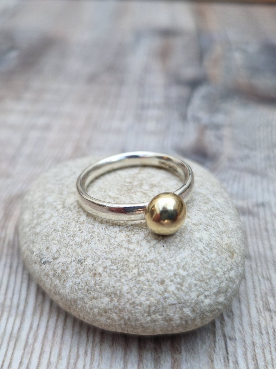 Sterling Silver and 9ct Gold Pebble Ring - UK Size P.5