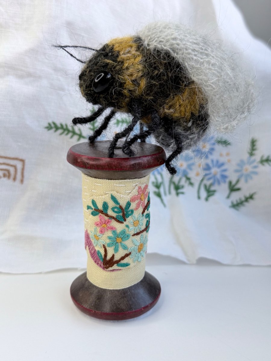 Bobbinbee - Knitted Bee on a vintage wooden bobbin