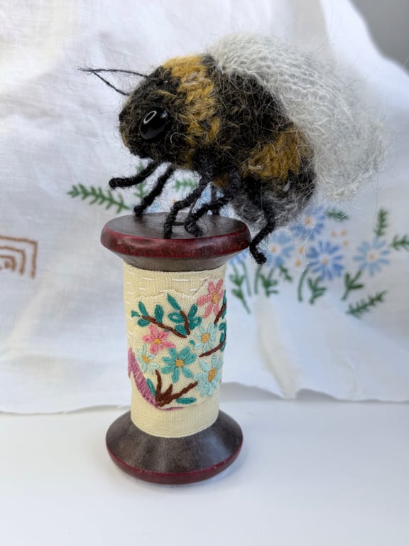 Bobbinbee - Knitted Bee on a vintage wooden bobbin