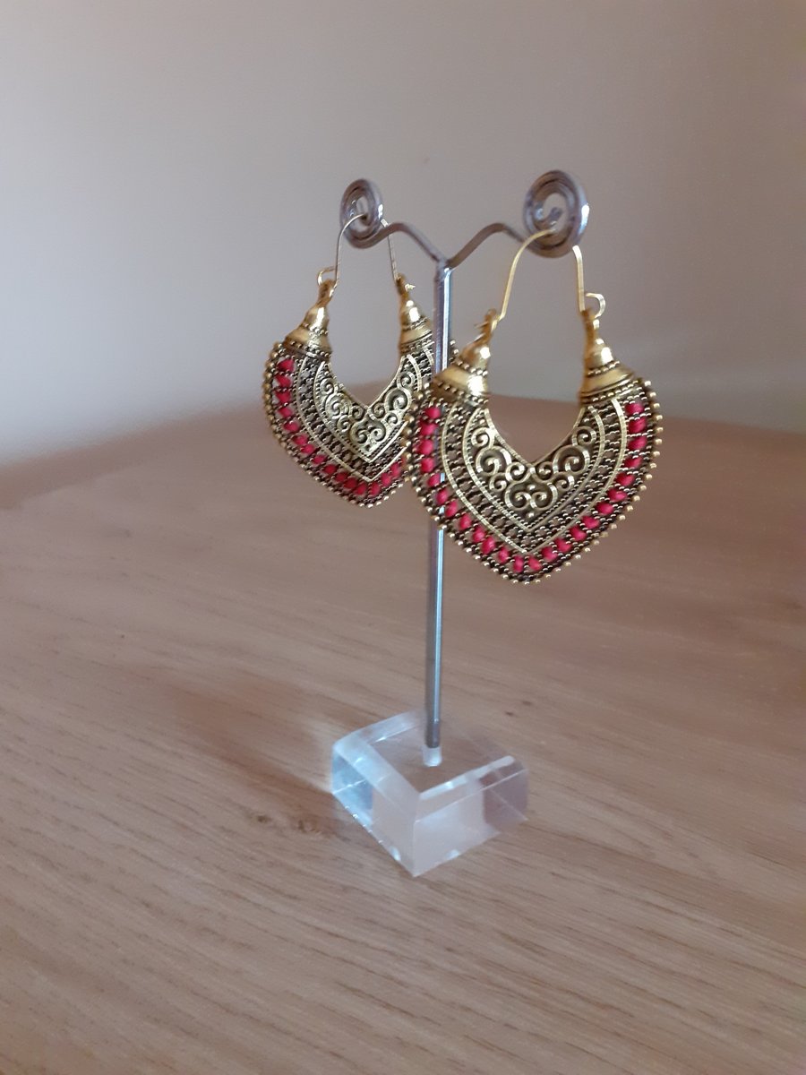VINTAGE BOHO CARVED ANTIQUE GOLD AND RED HOOP STYLE EARRINGS.