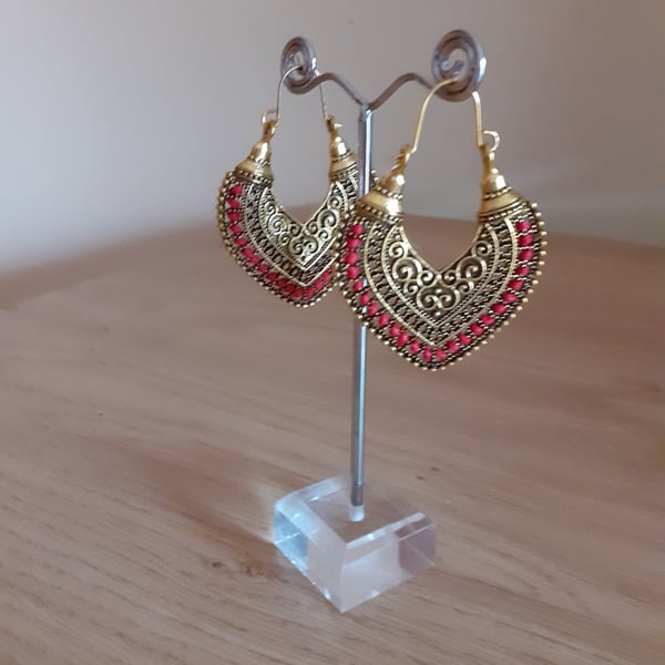 VINTAGE BOHO CARVED ANTIQUE GOLD AND RED HOOP STYLE EARRINGS.